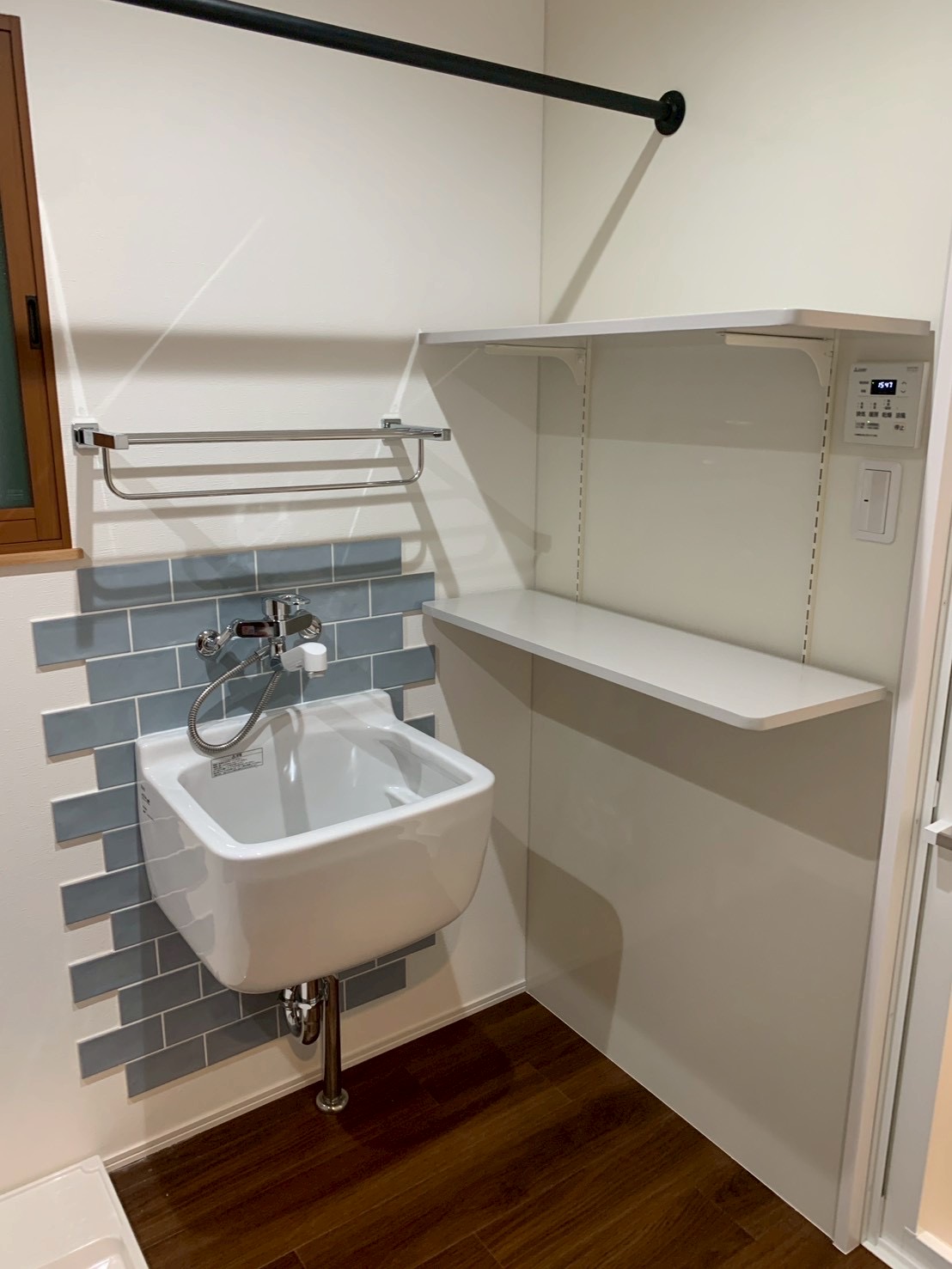 スロップシンクLIXILSFー21S/BW1・TOTO YTS408B・HIRATATILEジェネシス